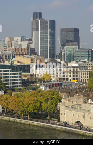 Stadt London Skyline beinhaltet neue Willis Gebäude gesehen jenseits Herbstfärbung im Tower von London Stockfoto