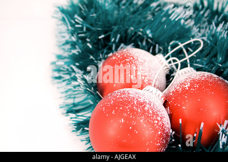 Weihnachtskugeln über Zierband Stockfoto