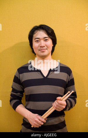 Junger Mann Betrieb drumsticks Stockfoto