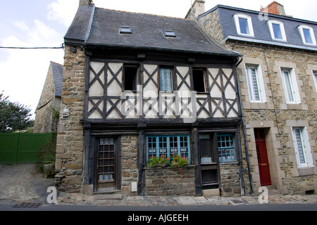 Mittelalterliche Colombage halbe Fachwerkhaus schwarz-weiß beherbergt Tréguier Northern Brittany France Stockfoto