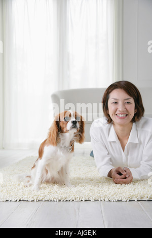 Junge Frau und cavalier King Charles spaniel Stockfoto