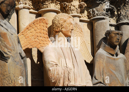 Geschnitzte Engel, Fassade der Kathedrale von Reims, Reims, Marne, Champagne-Ardenne, Frankreich Stockfoto