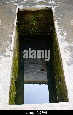 Reflexion in einem alten gut Likeng Wuyuan County China Stockfoto