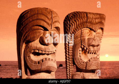 Tiki Köpfe bei Puuhonua O Honaunau, Hawaii, bei Sonnenuntergang. Stockfoto