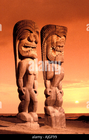 Tiki Schnitzereien an Puuhonua O Honaunau, Hawaii, bei Sonnenuntergang. Stockfoto