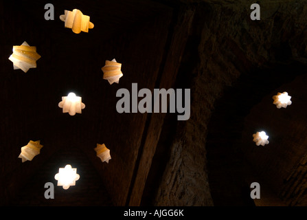 Sternförmig Oberlichter in der Decke der Comares Bäder in der Alhambra in Granada, Spanien. Stockfoto