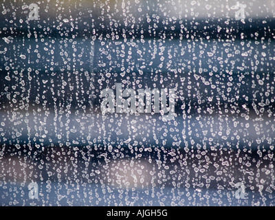 Regentropfen auf einem Fenster Stockfoto