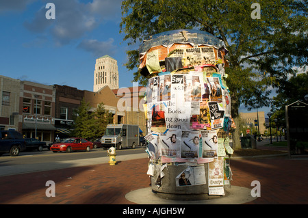 Kiosk mit vielen anzeigen und Werbung in Ann Arbor Michigan veröffentlicht Stockfoto