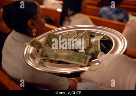 Gemeindemitglieder besuchen Sonntag-Morgen-Service auf der Strecke Baptist Church in Bushwick, Brooklyn Stockfoto