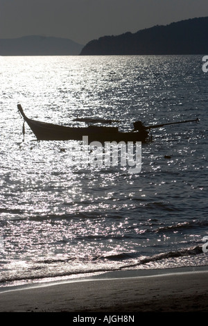 Longtail-Boot vertäut Strand Ao Nang, Thailand Stockfoto