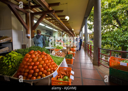 Menschen Sie einkaufen, bunte Früchte & Gemüse Stall, der Mercado Dos Lavradores (Arbeiter Markt) Funchal, Madeira Stockfoto