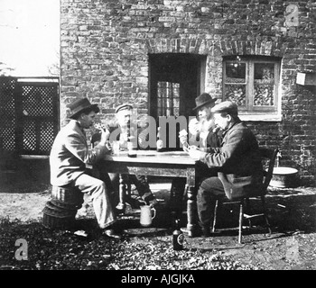 Pub Kartenspieler, späten viktorianischen Foto von Männern zur freien Verfügung in einem Gastgarten Stockfoto