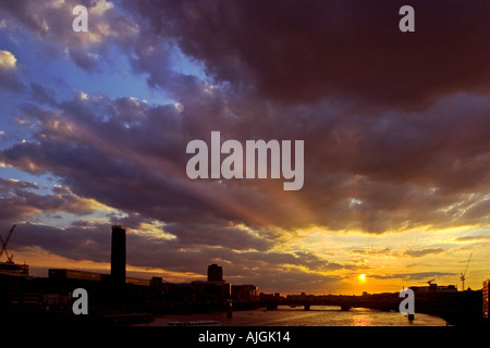 Sonnenuntergang von Southwark Bridge Blick nach Westen auf der Themse mit der Tate Modern und der South Bank auf der linken Seite betrachtet Stockfoto