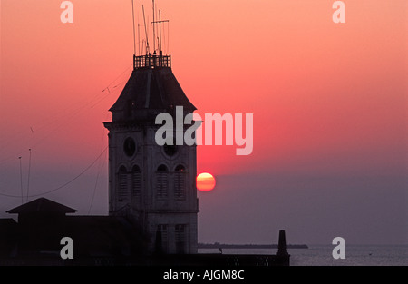 Clocktower von der House of Wonder Silhouette gegen die untergehende Sonne gesehen von Emerson and Green Stone Town Sansibar Tansania Stockfoto