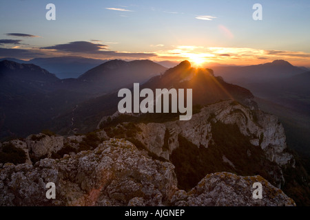 Hohe Ansicht Peyrepertuse Katharer Burg bei Sonnenuntergang, Aude, Frankreich Stockfoto