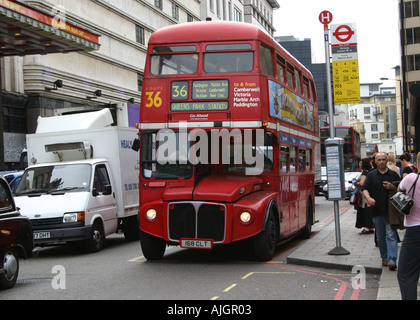Londoner Routemaster Bus an der Victoria Station auf Route 36-2 Stockfoto