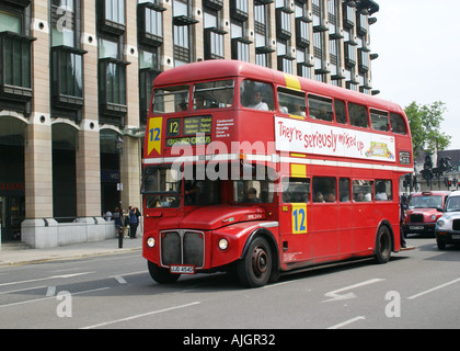 Londoner Routemaster Bus RML 2454 auf Route 12 vorbei an Big Ben Stockfoto