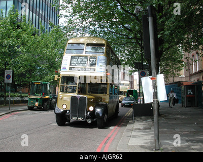 London s Verkehrsmuseum Gold RT Bus der Queens goldenes Jubiläum bei Euston Stockfoto