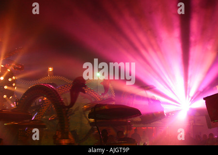 Leuchtet blinkt rosa hellen Streifen hinter Fahrt am Messegelände fahren im Freizeitpark, Lille, Frankreich Stockfoto