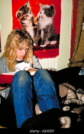 Teen Mädchen Hausaufgaben im Schlafzimmer zu Hause Stockfoto