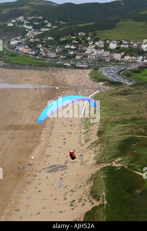 Luftaufnahme, Blick hinunter auf einem Gleitschirm über den Strand von Woolacombe in Devon Stockfoto