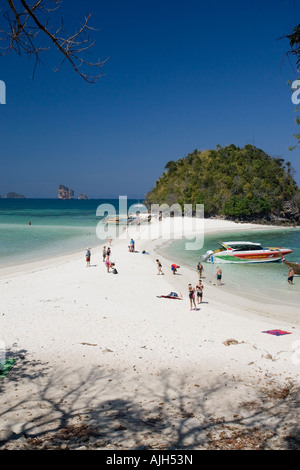 Besucher auf dem weißen sand Strand Ko Tup Insel vor Ao Nang, Thailand Stockfoto