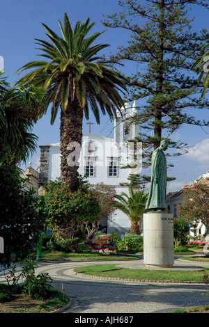 Portugal Algarve, Tavira, ein kleiner Platz mit der Statue im Garten Stockfoto