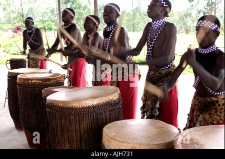 Traditionellen Intore Trommler und Tänzer in Ruanda Zentralafrika Stockfoto