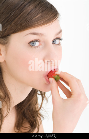 Junge Frau Essen Erdbeere Stockfoto