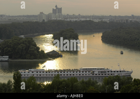 Beograd, Genex Turm Fluss Save trifft Donau, touristischen Schiff Stockfoto