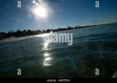 Sonne über dem ruhigen Wasser Stockfoto