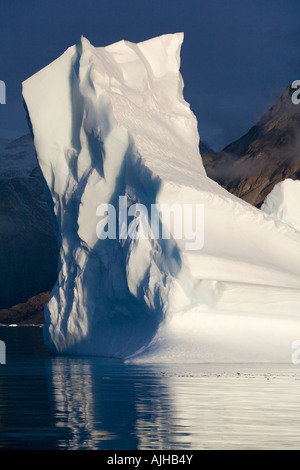Späten Nachmittag Sonne auf einem Eisberg im Scoresbysund in Ostgrönland Stockfoto