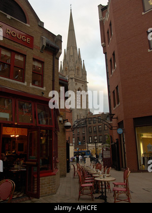 Cafe Rouge bei Lancers Quadrat auf Kensington Kirche Street Kensington London England UK mit Saint Mary Abbots Kirche auf der Rückseite Stockfoto