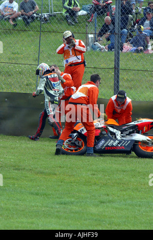 Alexander Barros Hrc Honda MotoGp-Fahrer fällt an Schwantz Ecke im qualifying für den 2004 Britsh Motogp Donington park Stockfoto