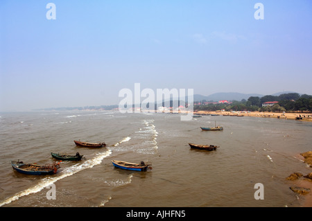 Beidaihe Strand am Bo Hai Meer mit Fischerbooten bei Sonnenaufgang in der Provinz Hebei China Stockfoto