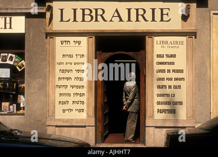 Jüdischen Mann, Buchhandlung, Buchladen, Buchhandel, Buchhändler, neue und gebrauchte Bücher, Rue Vieille du Temple, Marais, Paris, Ile-de-France, Frankreich Stockfoto