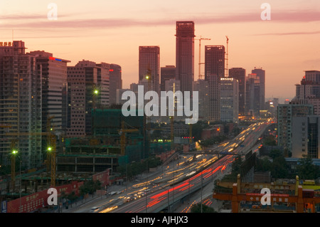 Geschäftige Stadt Dongsanhuan Ringstraße Nachtansicht CBD Beijing China Stockfoto