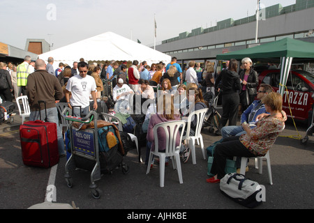 British Airways BA Streik Passagier Warteschlange vor dem Terminal 1 am Flughafen London Heathrow August 2005 Stockfoto