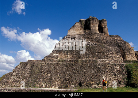 Belize in Mittelamerika Wandern Xunantunich Maya Stadt Ruinen Haupttempel Pyramide Stockfoto