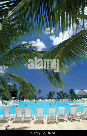 Dominikanische Republik bunte Schwimmbad Kokosnuss Palmwedel Strandkörbe Stockfoto