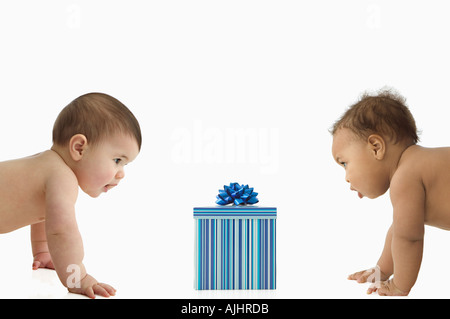 Zwei Babys mit Geschenk-box Stockfoto