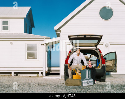 Man ruht auf seinen Kofferraum Stockfoto