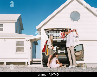 Familie, die ihr Auto Auspacken Stockfoto