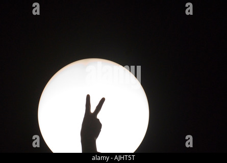 Silhouette Peace-Zeichen. Symbol für Frieden, Kraft und Gelassenheit auf der Erde. Stockfoto