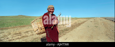 Porträt einer alten Frau Argal (getrocknete Rinder-Dung, Nutzung als Brennstoff) zu sammeln. Reinste-Aimag in der Nähe. Mongolei Stockfoto