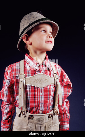 Jungen tragen lederhosen Stockfoto