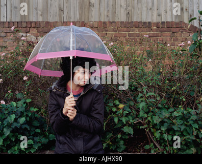 Frau halten Transparente Dach Stockfoto