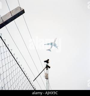 Flugzeug über Drahtzaun Stockfoto