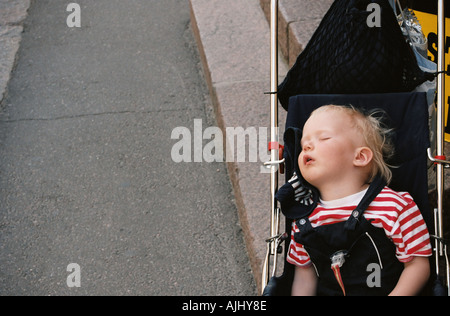 Baby schläft im Kinderwagen Stockfoto