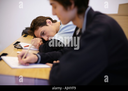 Student, ruht sein Kopf auf Schreibtisch Stockfoto